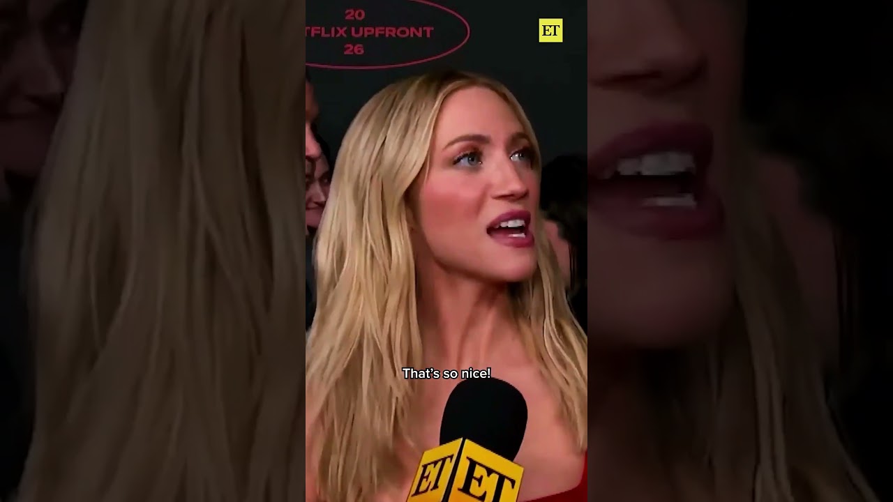 From the matching red to margaritas, #brittanysnow and #malinakerman are always coordinated.