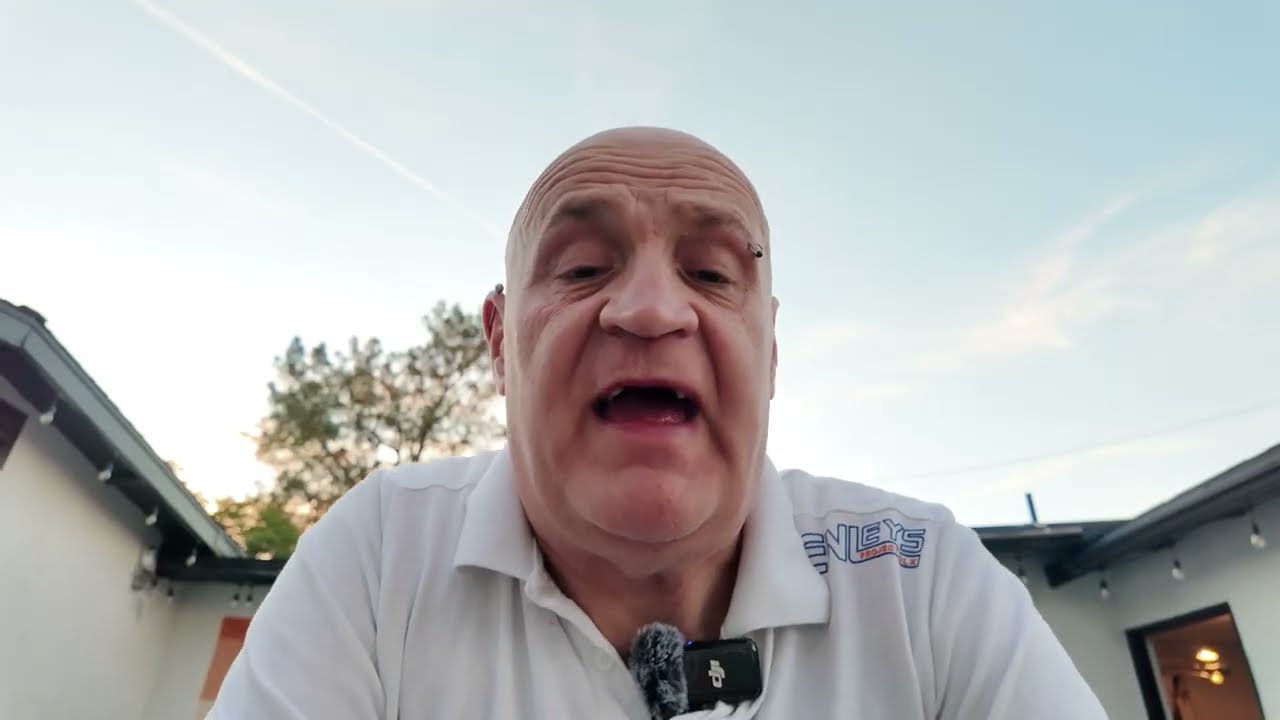 Сегодня воскресенье, так что идём в церковь. Потом на пляж…