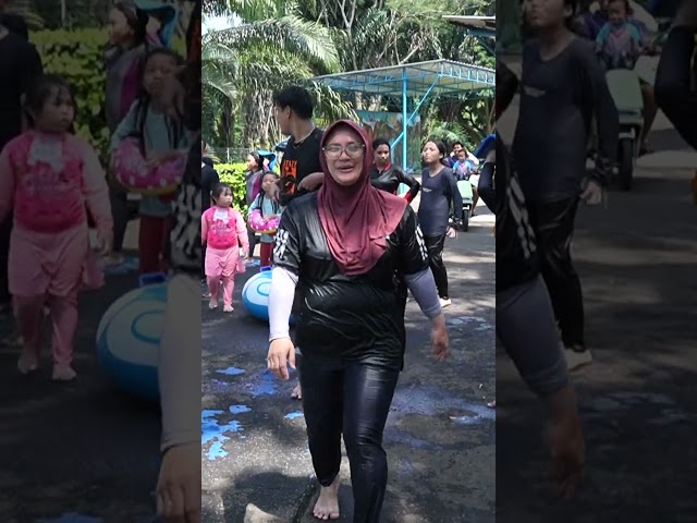 Serunya Racer Slider di Water Kingdom Mekarsari, Bogor class=