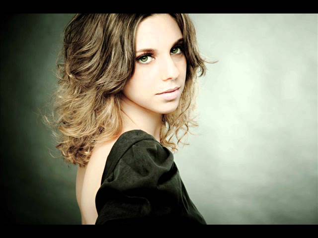 Mira Apologize Georgeana Bonow en YouTube Mira Apologize Georgeana Bonow en YouTube