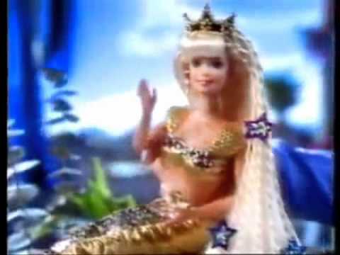 Video: Barbie: Blondinka Muceniece Je Bila Ujeta V Roza Puloverju In Modrih Kavbojkah