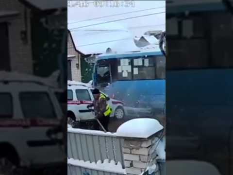 АВТОМОБИЛЬ МЕДИЦИНСКОЙ СКОРОЙ ПОМОЩИ СТОЛКНУЛСЯ с АВТОБУСОМ.