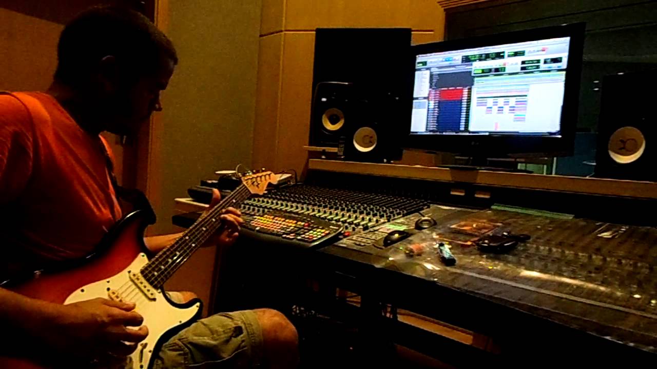 Danilo Bareiro gravando musica Bate Duro