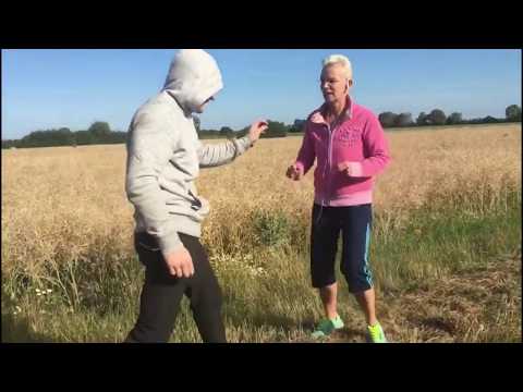 Penner kriegt von Joggerin Tritt in die Eier (ATTACK-DEFENSE)