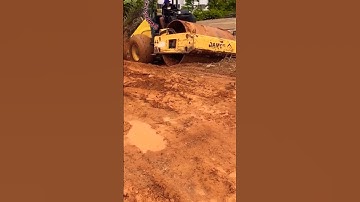 Motor grader helps road roller get out of mud #shorts #motorgrader #helf #roller #road #construction