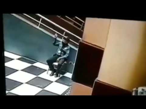 Captan a un vigilante hablando con un fantasma en un centro comercial
