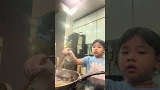 Con gái 6t vào bếp nấu cơm cho bố