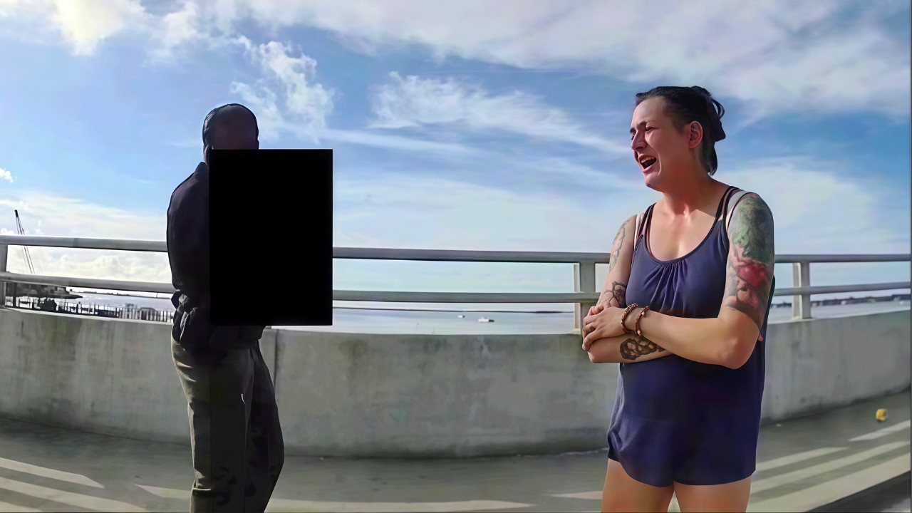 Woman Passed Out Behind the Wheel on Bridge With Kids in Car - YouTube