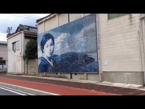 金子みすゞ記念館の近くにあるファンタジーなモザイクアートみすず壁画