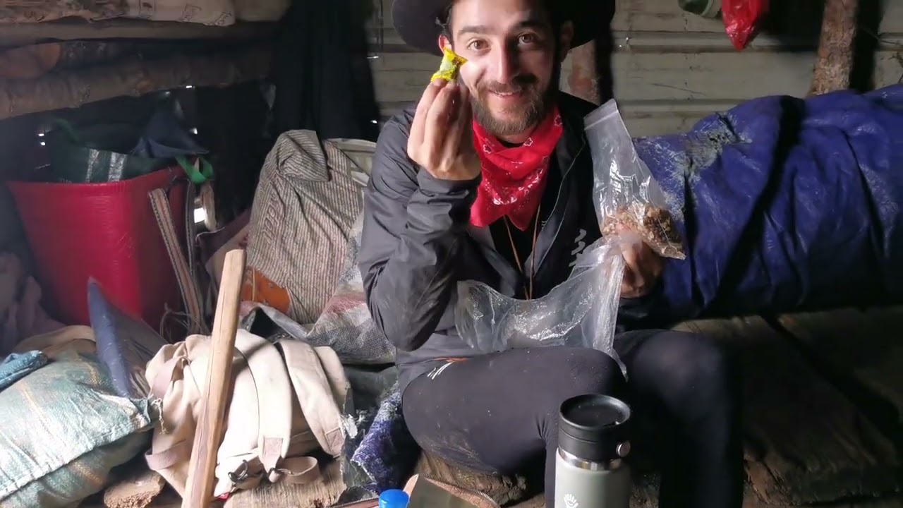 外国朋友在藏族家 带外国朋友去爬梅里南坡的虫草线，已经陆陆续续有人上去挖虫草了，想去体验挖虫草的，梅里南坡虫草线欢迎你