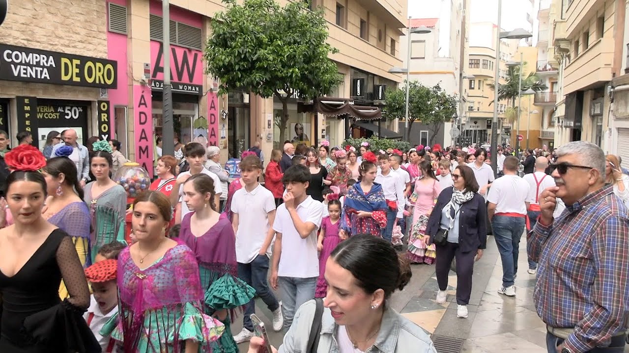 Lunares, mantillas y sevillanas en la romería infantil de ‘La Inmaculada’