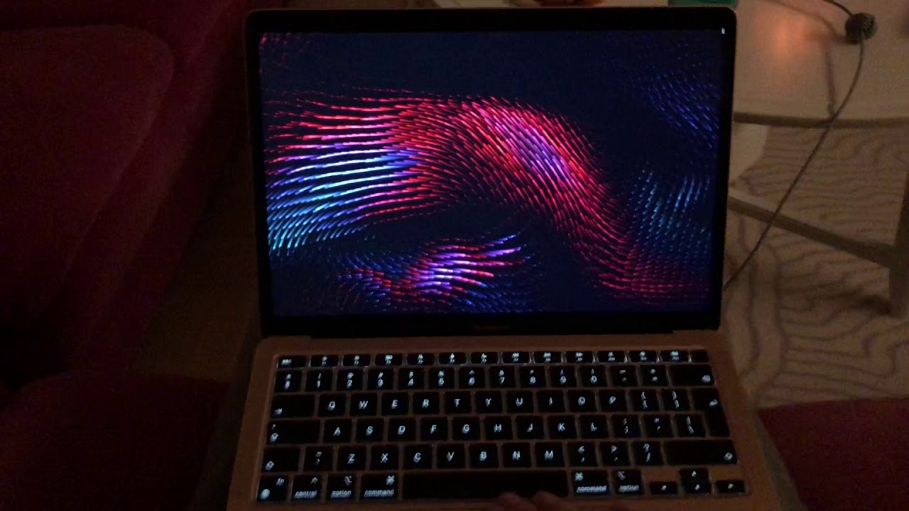 Пользователи Mac на M1 жалуются на произвольное включение заставки компьютера. Mac завис на заставке. Фото.