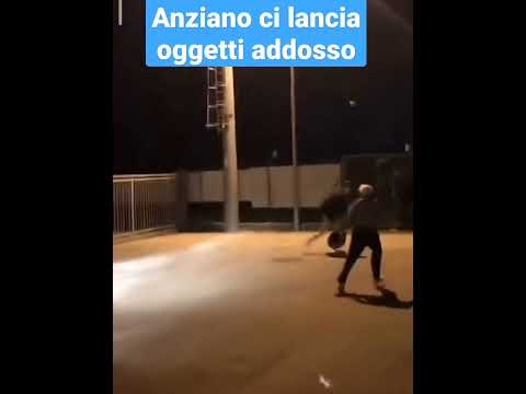 anziano ci lancia oggetti addosso... - YouTube