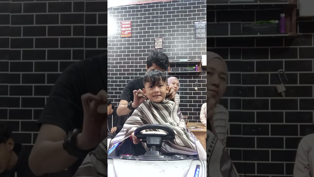 Potong rambut adek, mama papa dan kaka selalu nemenin 🥰