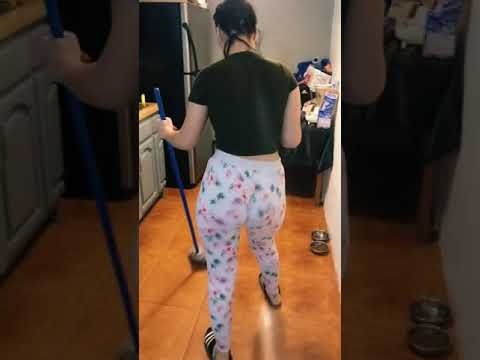 Esposa limpando a casa de calça legging