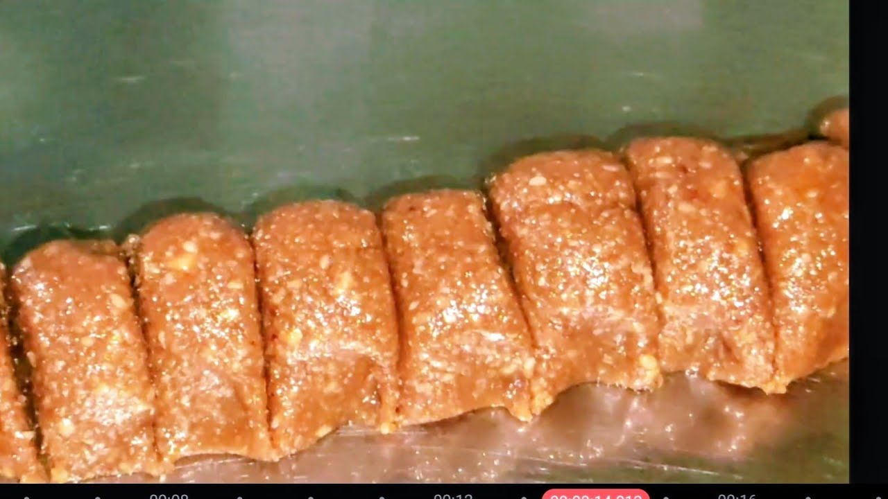 उबलते हुए दूध  में गुड़ डाले और सकरात स्पेशल मिठाई बनाले 🙏एक बार जरुर देखें🙏by उषा सिंह 🙏