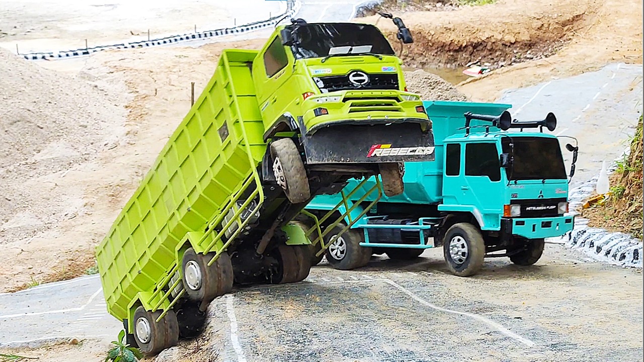 BERNYALI BESAR Sopir Truk Hino 500 ENGKEL Salah Nyalip Truk LAKA LANTAS Truk Fuso Hampir Terguling