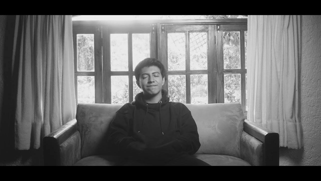 Ver El David - Extrañamente Raro (Lyric Video) en YouTube Ver El David - Extrañamente Raro (Lyric Video) en YouTube