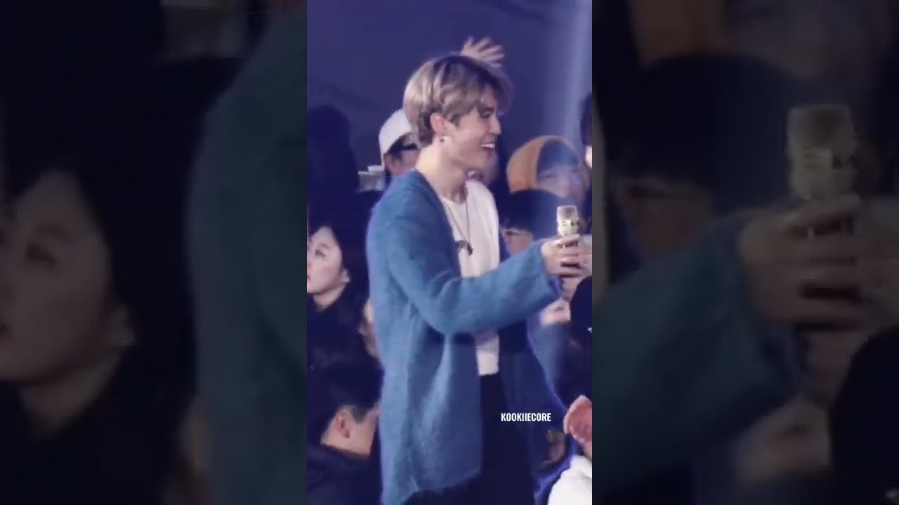 Jimin gives his mic to a TXT member for tell something🥺💕💞#shorts #bts