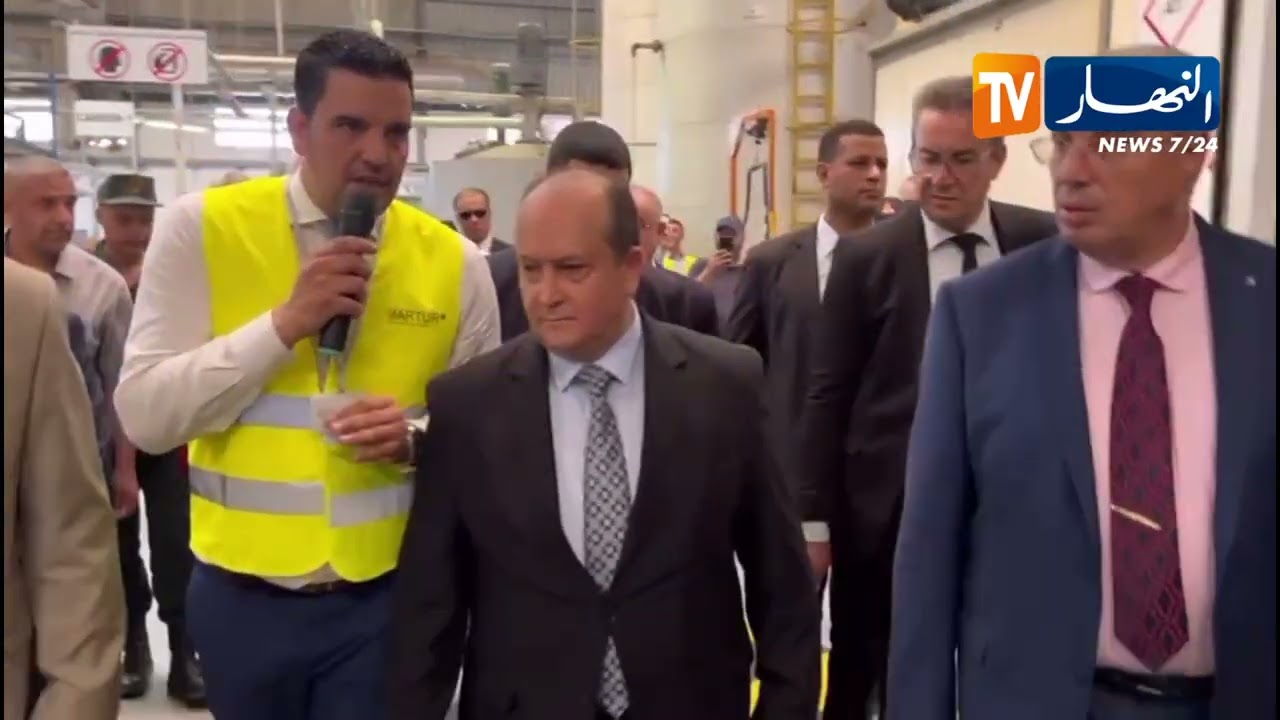 وزير الصناعة يعاين مصنعا متخصصا في تغليف مقاعــد السيارات