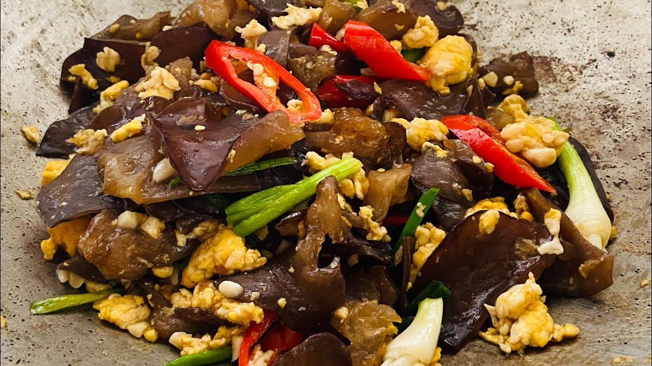 เห็ดหูหนูผัดไข่ กับข้าว อาหารไทย Stirfried Black Jelly Mushroom with egg (Thai Food) by ครัว