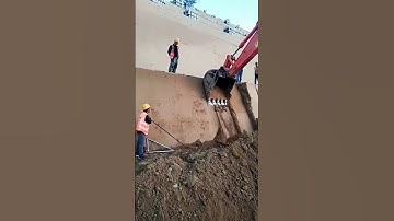Brush the slope with an excavator- good tools and machinery can improve work efficiency