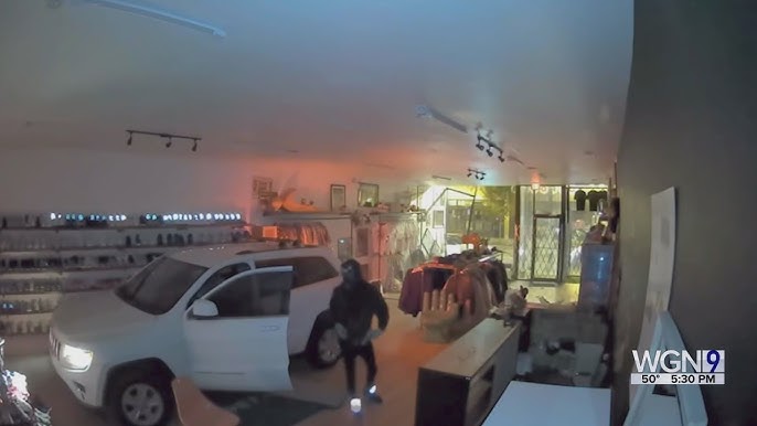 Chicago boutique mall hit by burglars who crashed 2 cars into