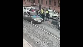 В Тюмени цыгане катали мусора на машине.