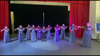 Выступление ансамбля скрипачей