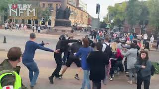 ОМОН напал на людей в Бресте ОМОН отстреливается от протестующих Митинги Минск Протесты в Белоруссии