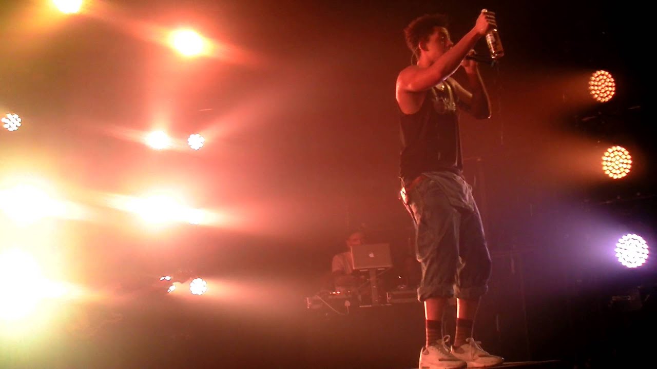 Mira FRONT ROW -  Rizzle Kicks - Put Your Twos Up - Bristol 4-3-14 en YouTube