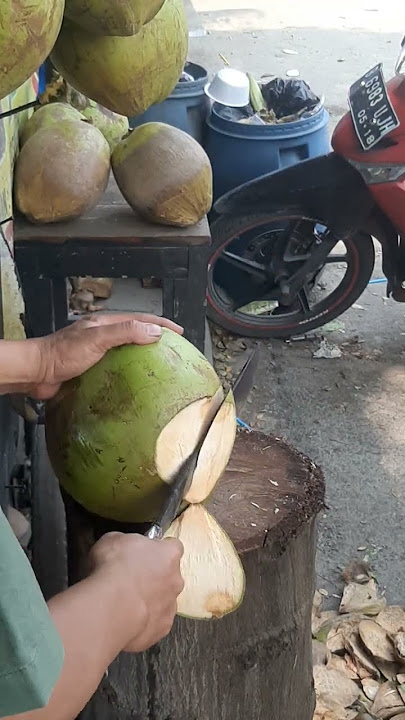 How to cut young coconut #coconut #shortsviral #kontenkreator #kelapaijo #eskelapamuda