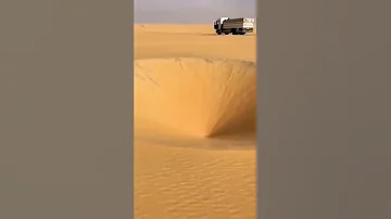 شوفو دوامة الصحراء في الربع الخالي وضع العمود تحذير من الوقوع فيها كي لا تبتلعه الرمال Shorts 