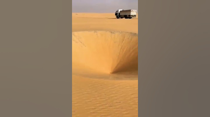 شوفو دوامة الصحراء في الربع الخالي وضع العمود تحذير من الوقوع فيها كي لا تبتلعه الرمال #shorts