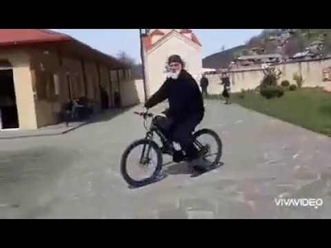 ბორჯომელი მოძღვარი სახლიდან ტაძრამდე ნათხოვარი ველოსიპედით დადის