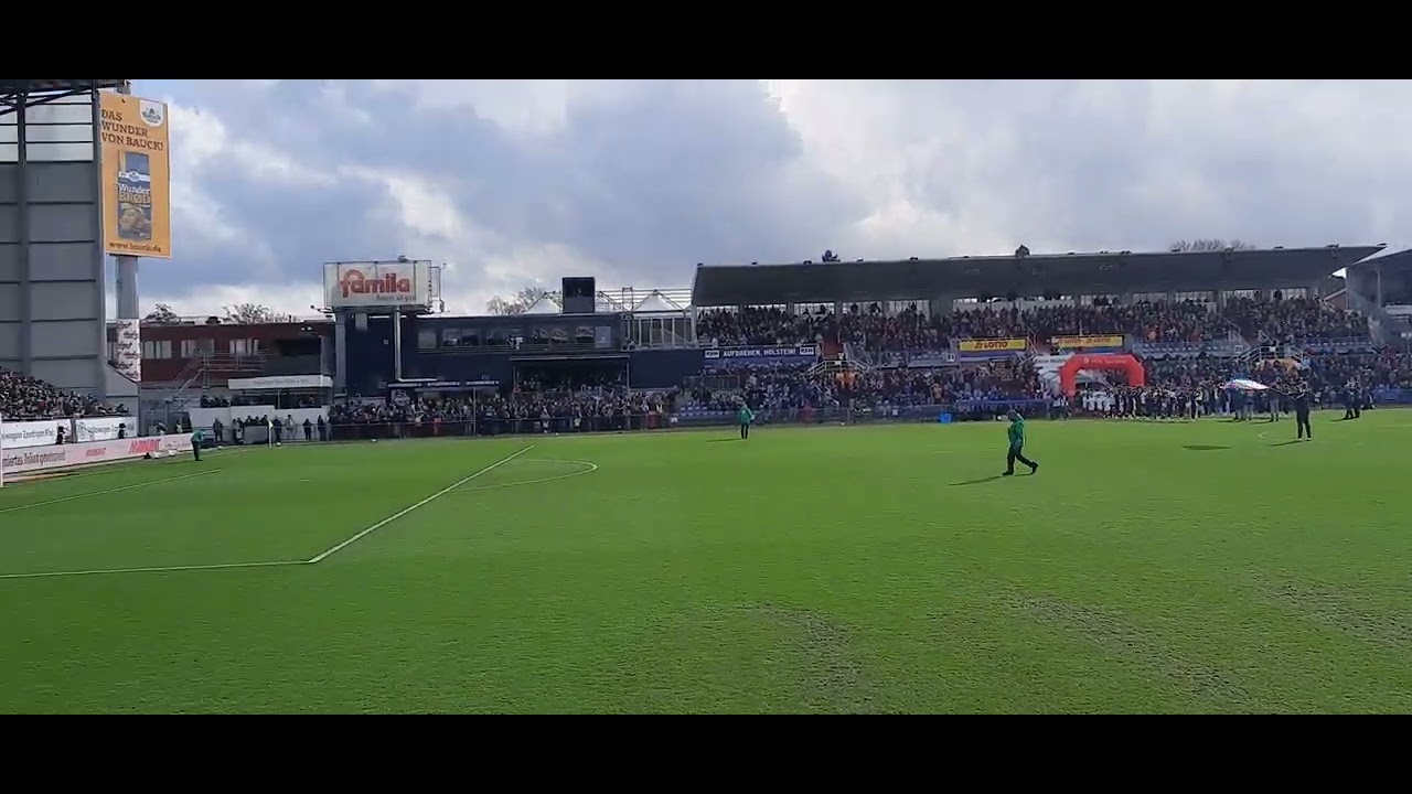 28.2.26 Einlauf der Mannschaften Holstein Kiel und SV Elversberg 