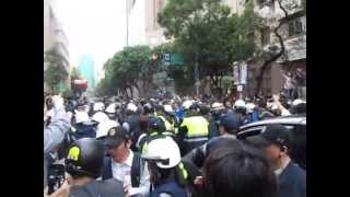 20140429 pm16:23 青島東路 推擠衝突 + 日本男子被壓製束帶捆手