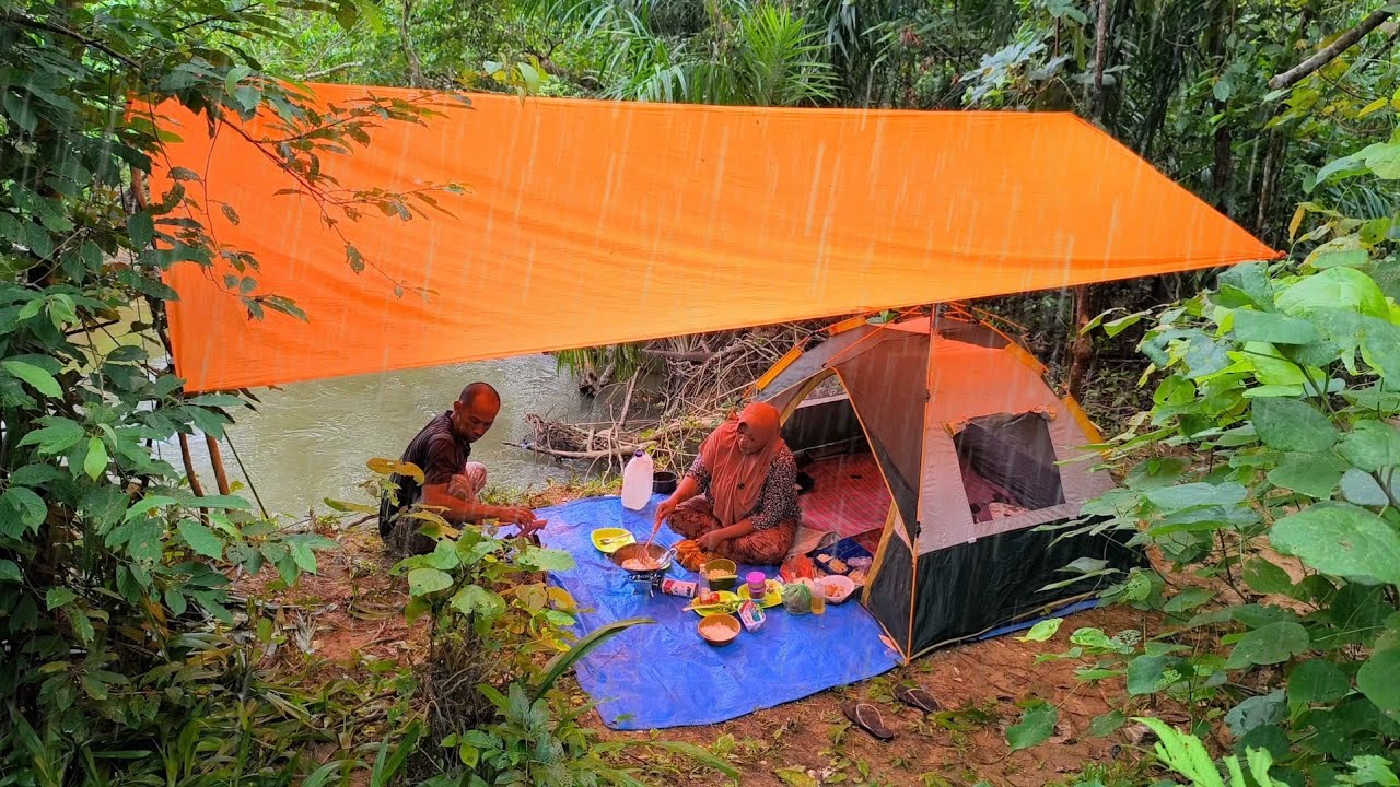 Camping hujan deras. Menginap dan memancing bersama istri di tepi sungai.