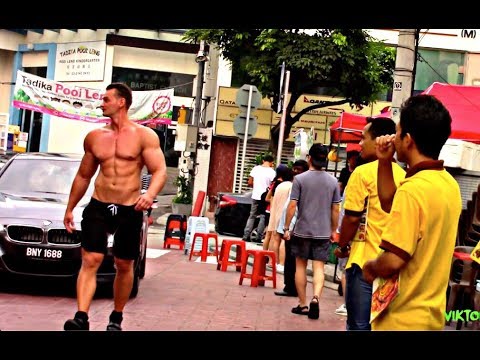 bodybuilder-walking-10-hours-reactions-peoples