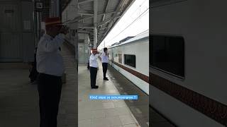 kereta istimewa, PPKA sampai  memberi hormat #shortvideo  #ptkai #railfans