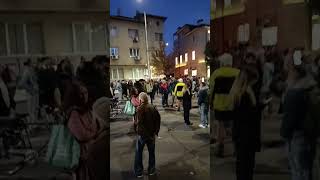 Блокада и боклуци пред централата на ДПС НН в гр. София ...  #оставка на #пеевски и #борисов
