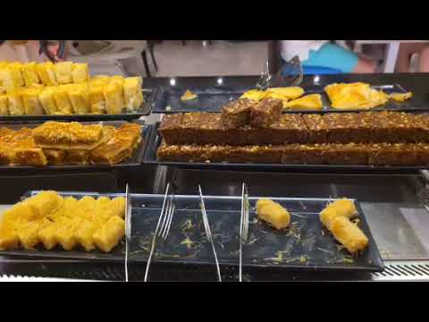 داهيه انتى مصدقه نفسك دقيتى الباب اسمعى الجواب ياأم التلات ولايا منارات انثى الضفدع المتحول