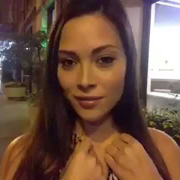 Wanita Cantik Pamer BRA di Tempat Umum