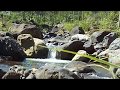 Pemandangan Alam &amp; Suara Air Terjun Mini Di Sungai Yang Mengalir Di Bebatuan Besar Di atas Gunung