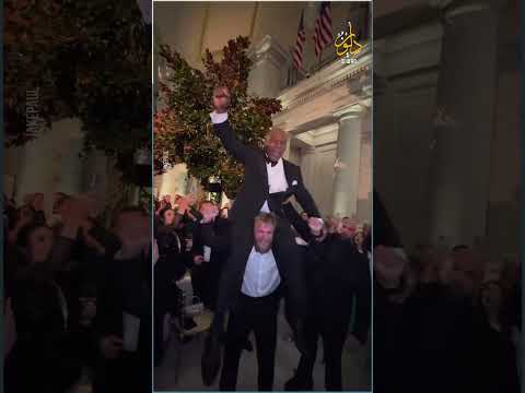 في أول لقاء لهما بعد نزالهما الشهير الملاكم جيك بول يحتفل مع الأسطورة مايك تايسون