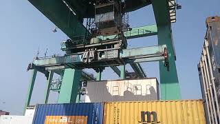 Loading and unloading of containers on the train