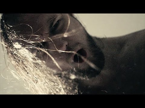 Assista ao videoclipe da música {trackName} de {artistName}