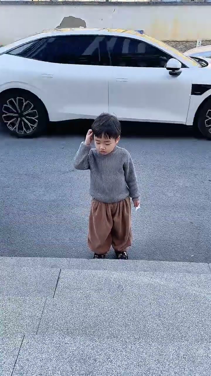 爸爸带娃果然不一样，儿子学的有模有样！#Cute baby#Cute#呆萌小米宝#聪明宝宝#萌娃