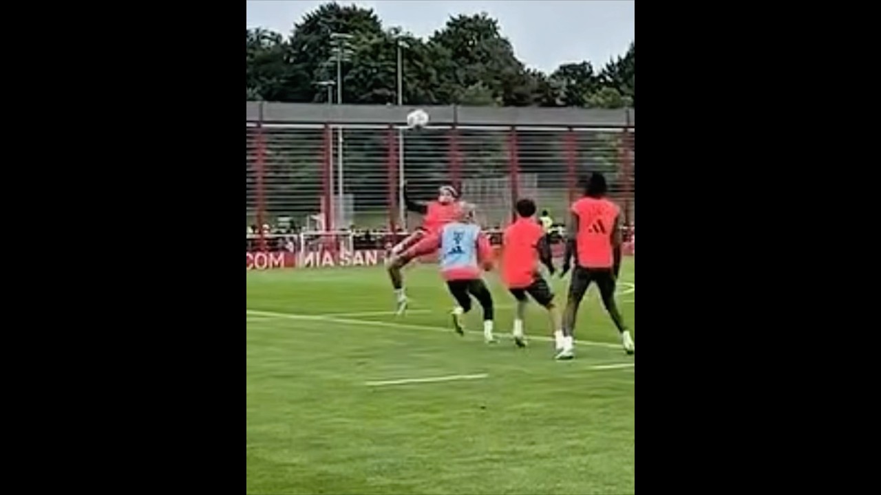 Luis Díaz's FANTASTIC bicycle kick during Bayern's training session!