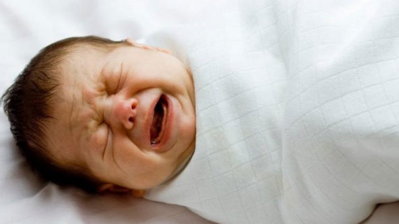 Ребенок проснулся ночью и сильно плачет. Ребенок плачет во сне. Ребенок 5 месяца плачет. Стафилококк золотистый у новорожденных. Младенец тужится и плачет.